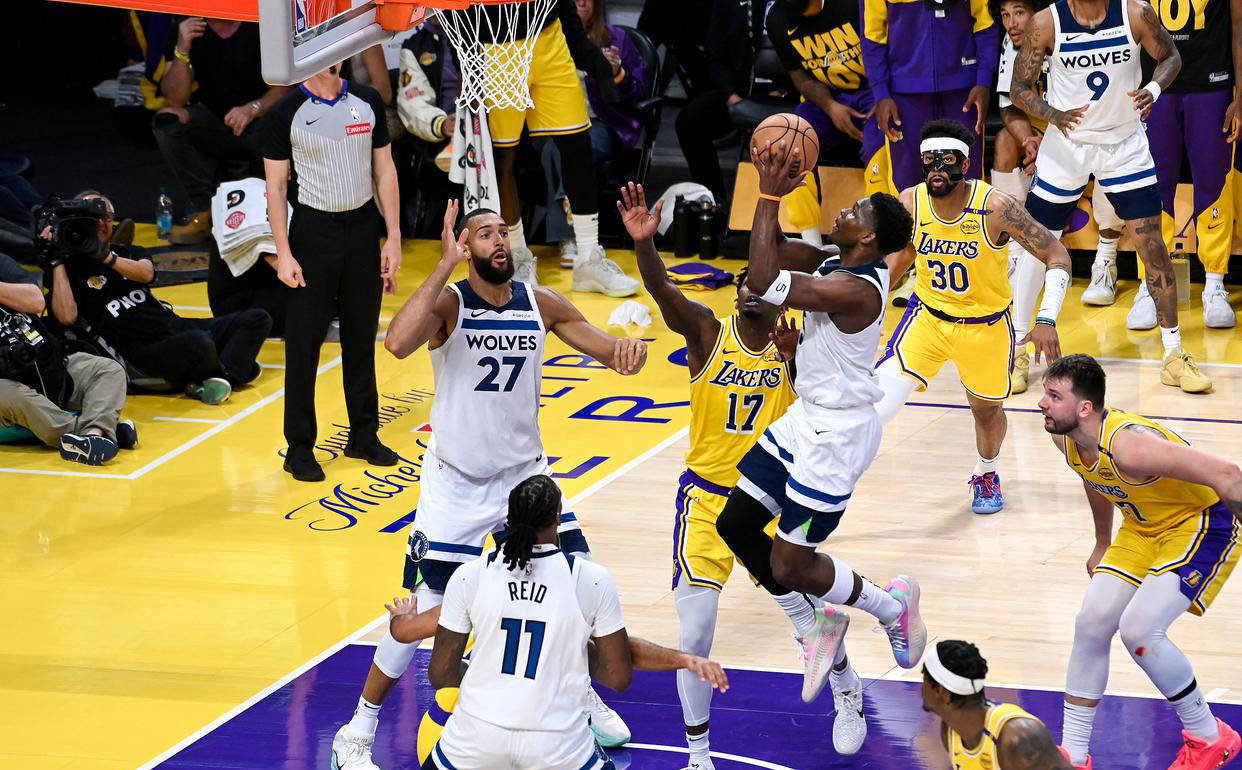 开云注册-湖人不断突破！，大坂直美连续二十场比赛得分超过出色防守赛场气氛高涨的简单介绍