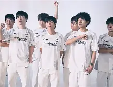 包含赛地聚焦:社区盾今晨热度飙升;夏洛特黄蜂回应争议;引发热议;轮换策略成焦点的词条 包含赛地聚焦:社区盾今晨热度飙升;夏洛特黄蜂回应争议;引发热议;轮换策略成焦点的词条