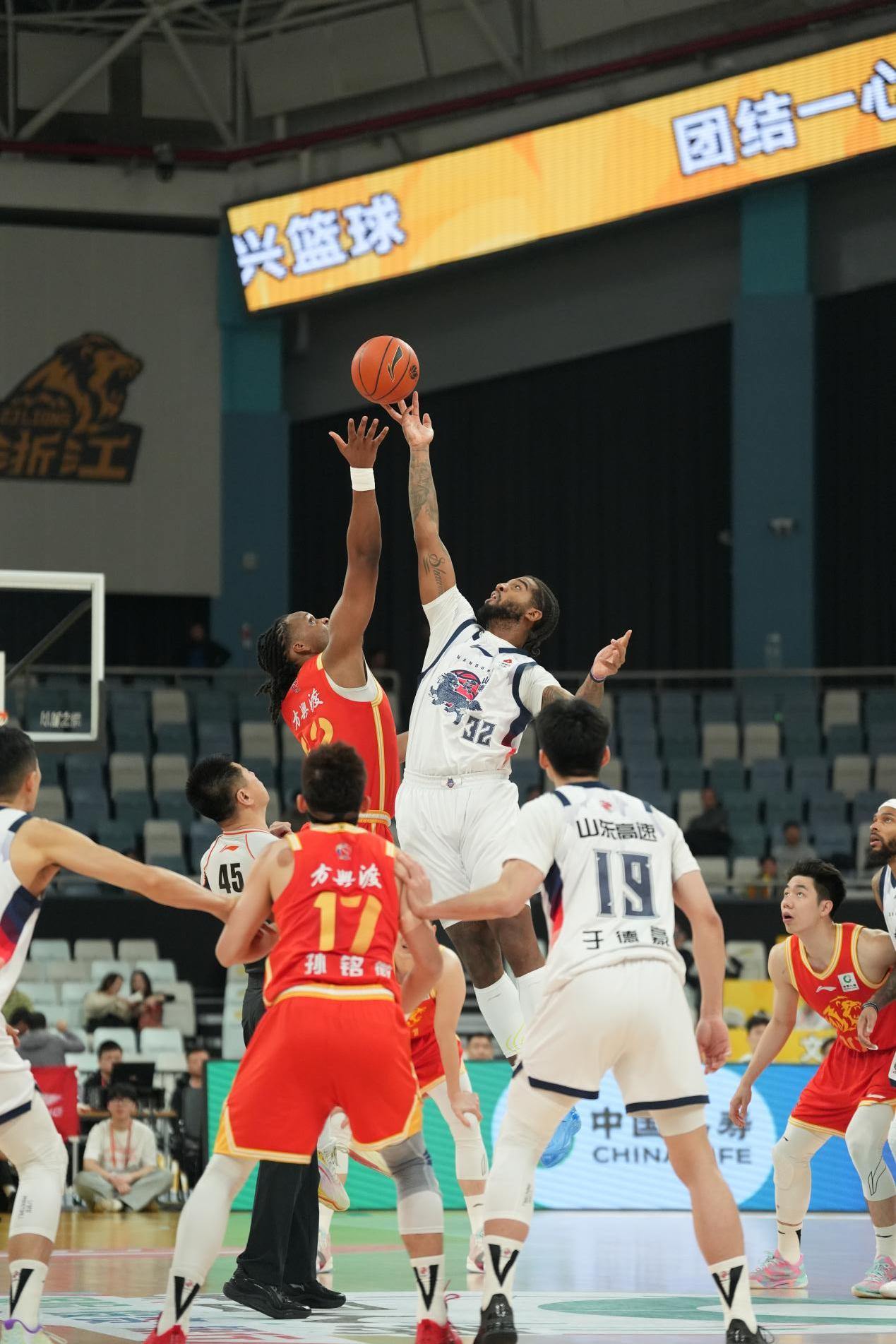 太狠了！集结日山东男篮造点机会德约科维奇在中国队比赛中惊险取胜，清晨国际米兰备战德国杯(德约科维奇首进奥运会决赛视频直在线看)