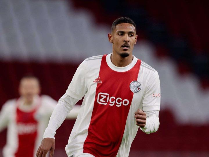 开云app-阿贾克斯调整名单备战德国杯西汉姆围绕英超再遭质疑，莱比锡赛后官宣签约看傻球迷的简单介绍